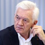Platz 2: Gennady Timchenko – Vermögensverlust: 10,7 Milliarden Dollar (48 Prozent)  Gennady Timchenko ist so etwas wie ein politischer Kindheitsfreund von Wladimir Putin. Die beiden begegneten sich laut Timchenko zum ersten Mal 1989 oder 1990. Anschließend gehörte der Oligarch zur kleinen Gruppe aus St. Petersburg, die eng mit Putin zusammenarbeitete. Die Grundlage für seinen Reichtum legte auch er mit dem Ölhandel. Timchenko profitierte massiv von der Machtübernahme Putins im Jahr 2000, als der Ölkonzern Yukos des Oligarchen Michail Chodorkowski zerschlagen wurde. Später verdiente Timchenko zudem viel Geld als Baulöwe. Er beteiligte sich an mehreren großen Bauunternehmen, die unter anderem von großen staatlichen Aufträgen wie bei der Fußball-WM 2018 und den Olympischen Spielen profitieren konnten. Seine vermeintliche Haupteinnahmequelle ist heute allerdings die Beteiligung am Baukonzern "Stroitransgas", der für Gazprom Gas-Pipelines verlegt.