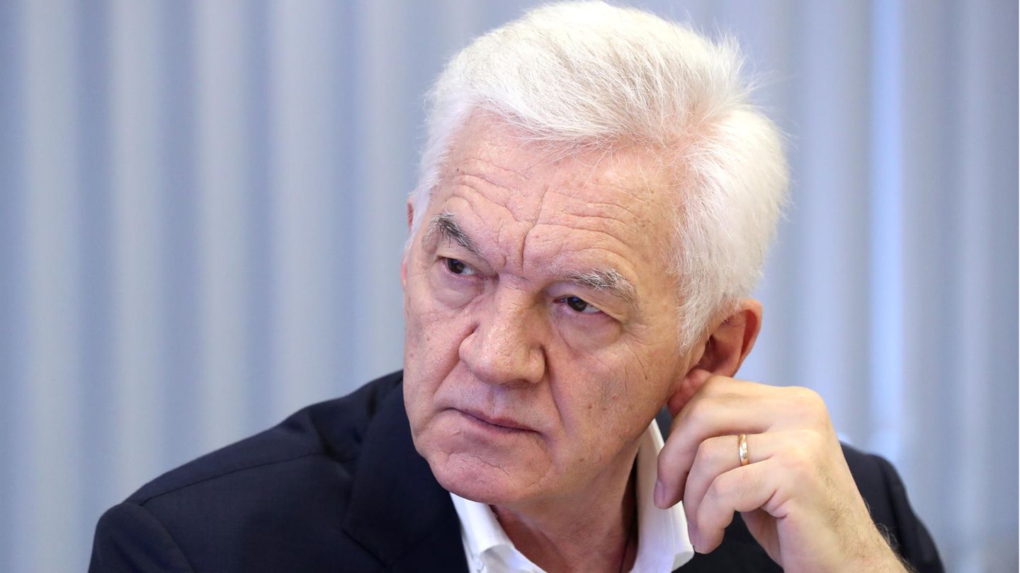 Platz 2: Gennady Timchenko – Vermögensverlust: 10,7 Milliarden Dollar (48 Prozent)  Gennady Timchenko ist so etwas wie ein politischer Kindheitsfreund von Wladimir Putin. Die beiden begegneten sich laut Timchenko zum ersten Mal 1989 oder 1990. Anschließend gehörte der Oligarch zur kleinen Gruppe aus St. Petersburg, die eng mit Putin zusammenarbeitete. Die Grundlage für seinen Reichtum legte auch er mit dem Ölhandel. Timchenko profitierte massiv von der Machtübernahme Putins im Jahr 2000, als der Ölkonzern Yukos des Oligarchen Michail Chodorkowski zerschlagen wurde. Später verdiente Timchenko zudem viel Geld als Baulöwe. Er beteiligte sich an mehreren großen Bauunternehmen, die unter anderem von großen staatlichen Aufträgen wie bei der Fußball-WM 2018 und den Olympischen Spielen profitieren konnten. Seine vermeintliche Haupteinnahmequelle ist heute allerdings die Beteiligung am Baukonzern "Stroitransgas", der für Gazprom Gas-Pipelines verlegt.