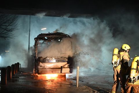 Auf der Berliner Sonnenallee brannte in der Silvesternacht ein Reisebus aus
