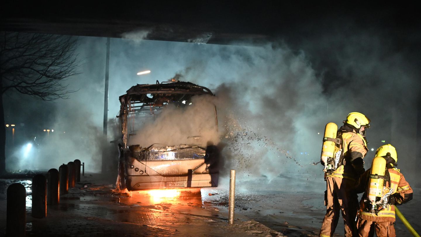 Auf der Berliner Sonnenallee brannte in der Silvesternacht ein Reisebus aus