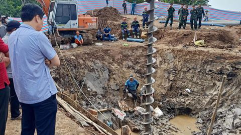 Das Betonrohr, in dem der Junge in Vietnam festklemmt, ist Bestandteil einer Brückenkonstruktio