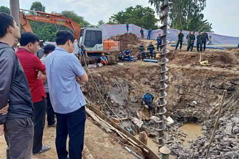 Das Betonrohr, in dem der Junge in Vietnam festklemmt, ist Bestandteil einer Brückenkonstruktio