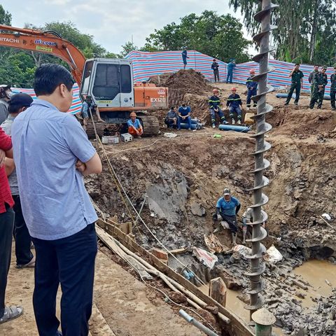 Das Betonrohr, in dem der Junge in Vietnam festklemmt, ist Bestandteil einer Brückenkonstruktio