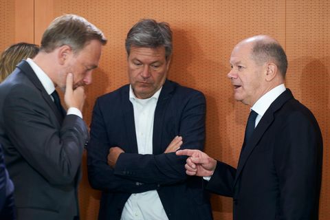 Von links: Bundesfinanzminister Christian Lindner (FDP), Bundeswirtschaftsminister Robert Habeck (Bündnis 90/Die Grünen) und Bundeskanzler Olaf Scholz (SPD)