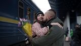 ... oder diesen Vater, der seine Tochter am Bahnhof in Kiew nach langer Zeit endlich wieder in die Arme schließen konnte. Seine Frau und Tochter leben wegen des Krieges in der Slowakei, kehrten aber nach Kiew zurück, um gemeinsam Silvester zu verbringen.