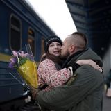 ... oder diesen Vater, der seine Tochter am Bahnhof in Kiew nach langer Zeit endlich wieder in die Arme schließen konnte. Seine Frau und Tochter leben wegen des Krieges in der Slowakei, kehrten aber nach Kiew zurück, um gemeinsam Silvester zu verbringen.
