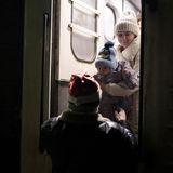 Vater nimmt Sohn in EMpfang