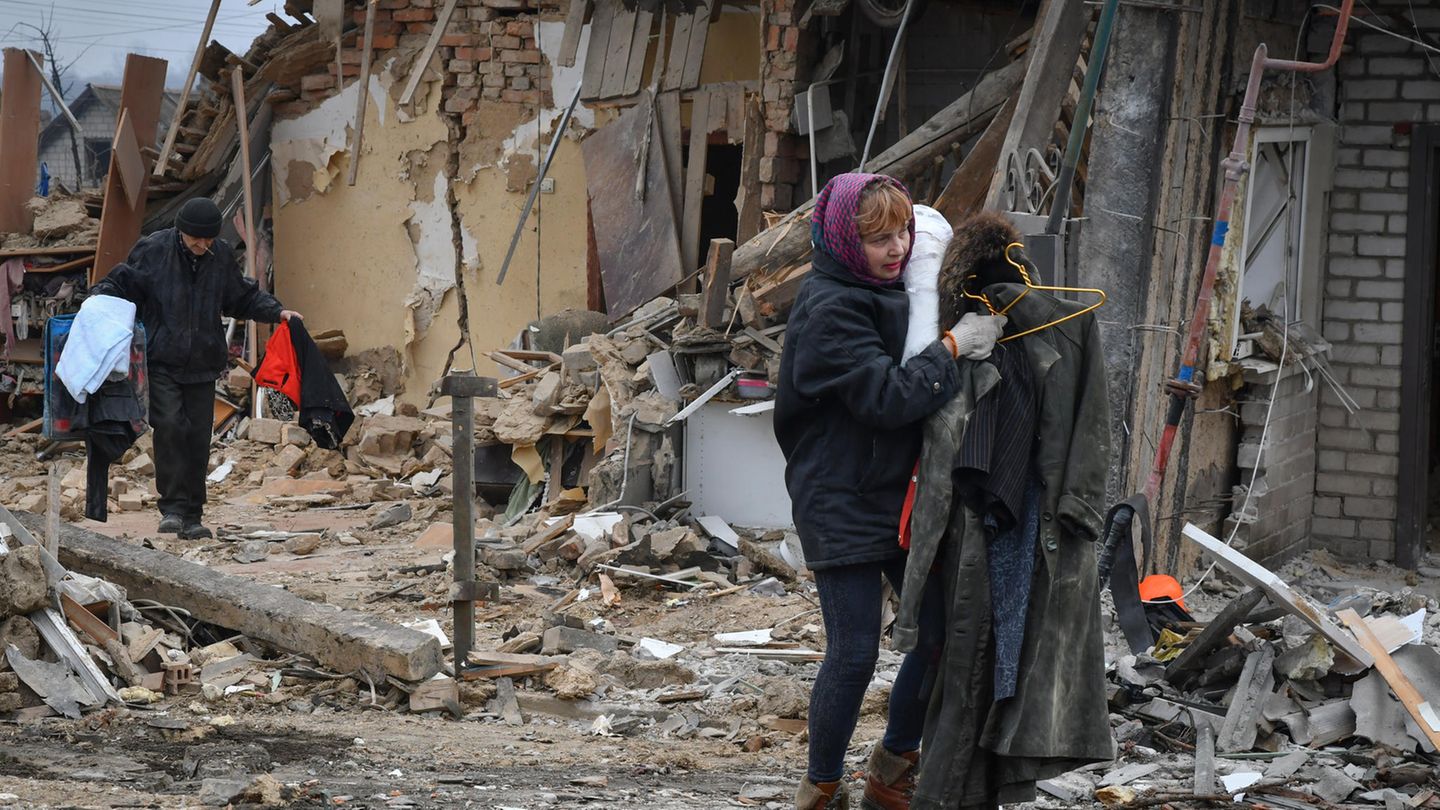 Anwohner retten Habseligkeiten