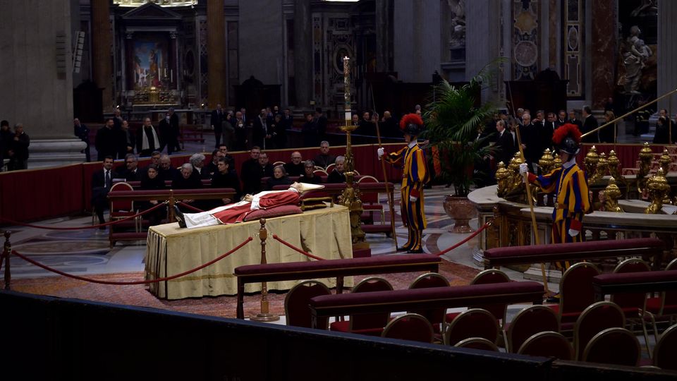 Gläubige und Neugierige können im seit Montagmorgen im Petersdom Abschied vom früheren Papst Benedikt XVI. nehmen