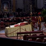 Gläubige und Neugierige können im seit Montagmorgen im Petersdom Abschied vom früheren Papst Benedikt XVI. nehmen