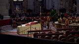 Gläubige und Neugierige können im seit Montagmorgen im Petersdom Abschied vom früheren Papst Benedikt XVI. nehmen