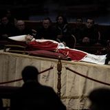 Die Trauernden können dem früheren Papst noch einmal ganz nah kommen