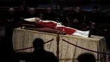 Die Trauernden können dem früheren Papst noch einmal ganz nah kommen