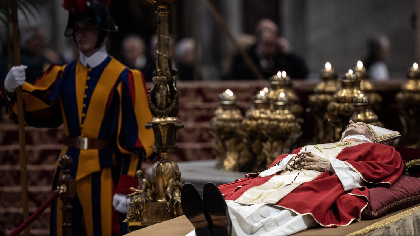 Zu den ersten Trauergästen zählte Italiens Ministerpräsidentin Giorgia Meloni. Staatspräsident Sergio Mattarella war kurz vor 9.00 Uhr in der Basilika. Auch Benedikts langjähriger Weggefährte und Privatsekretär Georg Gänswein war im Dom.