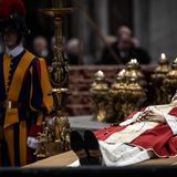 Zu den ersten Trauergästen zählte Italiens Ministerpräsidentin Giorgia Meloni. Staatspräsident Sergio Mattarella war kurz vor 9.00 Uhr in der Basilika. Auch Benedikts langjähriger Weggefährte und Privatsekretär Georg Gänswein war im Dom.