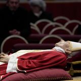 Vor neun Jahren war Benedikt als Papst zurückgetreten, was viele als seine größte Tat bezeichnen. Seine letzte Ruhe wird er in einem Grab unter dem Petersdom finden, wo zahlreiche andere Päpste begraben sind.