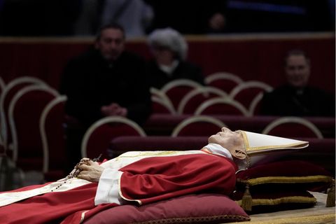 Vor neun Jahren war Benedikt als Papst zurückgetreten, was viele als seine größte Tat bezeichnen. Seine letzte Ruhe wird er in einem Grab unter dem Petersdom finden, wo zahlreiche andere Päpste begraben sind.