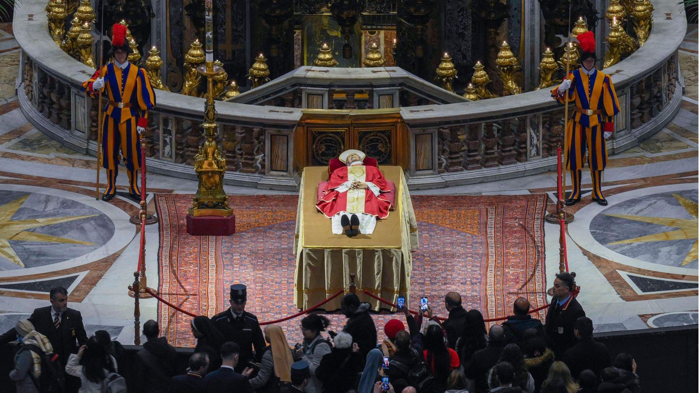 Vatikan: Bis 19.00 Uhr sollen die Tore des Petersdoms am Montag für Besucher geöffnet sein, am Dienstag und Mittwoch können Menschen von 7.00 bis 19.00 Uhr in die Kirche und am aufgebahrten Benedikt vorbeigehen. Am Donnerstag ist dann der große Trauergottesdienst geplant, den um 9.30 Uhr Papst Franziskus selbst zelebrieren will. Bis 19.00 Uhr sollen die Tore des Petersdoms am Montag für Besucher geöffnet sein, am Dienstag und Mittwoch können Menschen von 7.00 bis 19.00 Uhr in die Kirche und am aufgebahrten Benedikt vorbeigehen. Am Donnerstag ist dann der große Trauergottesdienst geplant, den um 9.30 Uhr Papst Franziskus selbst zelebrieren will.