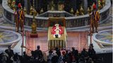 Bis 19.00 Uhr sollen die Tore des Petersdoms am Montag für Besucher geöffnet sein, am Dienstag und Mittwoch können Menschen von 7.00 bis 19.00 Uhr in die Kirche und am aufgebahrten Benedikt vorbeigehen. Am Donnerstag ist dann der große Trauergottesdienst geplant, den um 9.30 Uhr Papst Franziskus selbst zelebrieren will.