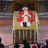 Bis 19.00 Uhr sollen die Tore des Petersdoms am Montag für Besucher geöffnet sein, am Dienstag und Mittwoch können Menschen von 7.00 bis 19.00 Uhr in die Kirche und am aufgebahrten Benedikt vorbeigehen. Am Donnerstag ist dann der große Trauergottesdienst geplant, den um 9.30 Uhr Papst Franziskus selbst zelebrieren will.