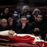 Bis Mittwoch ist der Leichnam Benedikts aufgebahrt. Aus Deutschland kündigte sich bereits Bundespräsident Frank-Walter Steinmeier an.