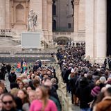 Tausende standen am Vormittag Schlange, um einen letzten Blick auf Benedikt zu werfen oder für ihn zu beten