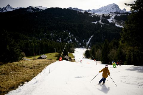 Skifahrer in einem Skigebiet ohne Schnee