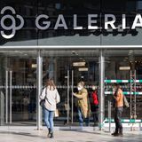 Galeria Karstadt Kaufhof  Nach der Insolvenz 2020 musste der Warenhauskonzern, derzeit im Besitz des österreichischen Milliardärs René Benko, Ende Oktober 2022 erneut ein Schutzschirmverfahren beantragen. Das Filialnetz soll nun weiter ausgedünnt werden: Von den zuletzt 131 Kaufhäusern ist mindestens jedes dritte von Schließung bedroht. Details stehen noch nicht fest. Hinter den Kulissen wird mit Vermietern über Mietnachlässe und mit Investoren über mögliche Übernahmen verhandelt. Buero.de-Chef Markus Schön, der sich öffentlich als Investor ins Spiel gebracht hatte, hat sein Angebot zurückgezogen.