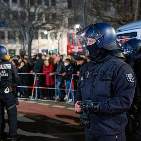 Polizisten sichern den Pariser Platz vor dem Brandenburger Tor nach dem Silvesterfeuerwerk.