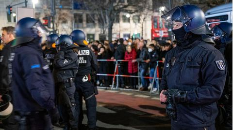 Polizisten sichern den Pariser Platz vor dem Brandenburger Tor nach dem Silvesterfeuerwerk.