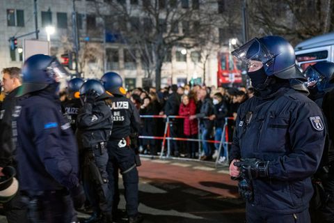Polizisten sichern den Pariser Platz vor dem Brandenburger Tor nach dem Silvesterfeuerwerk.
