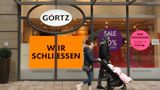 Görtz  Die Hamburger Schuhhandelskette Ludwig Görtz wurde 1875 gegründet. Im September 2022 musste die Muttergesellschaft ein Schutzschirmverfahren anmelden und die Filial- sowie Logistiktochter die Insolvenz. Zahlreiche Filialen wurden bereits geschlossen, weitere folgen in den nächsten Wochen. Das Unternehmen hat erklärt, möglichst viele Filialen erhalten zu wollen, diese müssten aber wirtschaftlich sein. Görtz beschäftigte zuletzt rund 1800 Mitarbeiter.