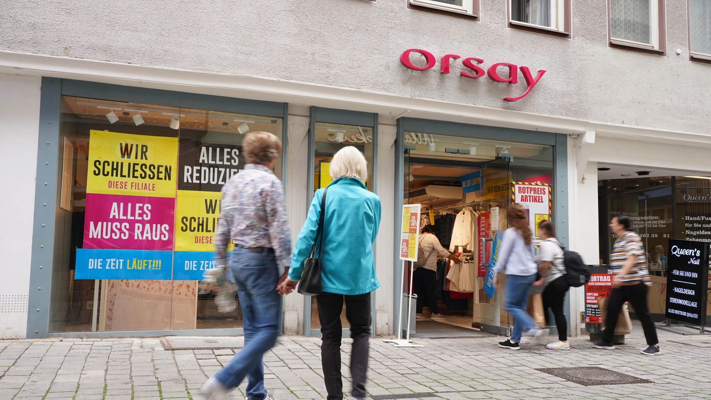 Orsay  Der baden-württembergische Modehändler Orsay strauchelte schon seit Pandemiebeginn heftig. 2020 mussten rund 50 Filialen schließen, 2021 folgte ein Schutzschirmverfahren und Anfang 2022 die Insolvenz. Bis zum Sommer 2022 wurden alle Läden geschlossen und fast alle der rund 2500 Angestellten entlassen. Auch der eigene Onlineshop ist dicht. Die Marke wird nur noch mit einem Rumpfteam über externe Partner vertrieben.