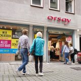 Orsay  Der baden-württembergische Modehändler Orsay strauchelte schon seit Pandemiebeginn heftig. 2020 mussten rund 50 Filialen schließen, 2021 folgte ein Schutzschirmverfahren und Anfang 2022 die Insolvenz. Bis zum Sommer 2022 wurden alle Läden geschlossen und fast alle der rund 2500 Angestellten entlassen. Auch der eigene Onlineshop ist dicht. Die Marke wird nur noch mit einem Rumpfteam über externe Partner vertrieben.
