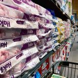 Hakle  2020 sorgten Hamsterkäufe bei Hakle nach schwierigen Geschäftsjahren noch für einen Gewinn. Im September 2022 musste der Toilettenpapierhersteller Insolvenz anmelden. Die hohen Energiepreise hatten die Kosten für die Produktion zuletzt vervielfacht. Nun sucht der Düsseldorfer Branchenriese nach Investoren, die das Unternehmen sanieren.