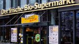 Basic  Kurz vor Weihnachten musste auch die Bio-Supermarktkette Basic ein Schutzschirmverfahren beantragen. Die 20 deutschen Filialen bleiben zunächst geöffnet, die Gehälter der 520 Mitarbeiter werden weiter gezahlt. Bis zum Sommer soll das Unternehmen nun saniert werden. 2021 hatte Basic zehn Filialen im Norden und Westen Deutschlands verkauft und dafür sechs Märkte von Biomammut im Süden übernommen. Auch die Tochter Biomammut musste im November ein Schutzschirmverfahren beantragen.