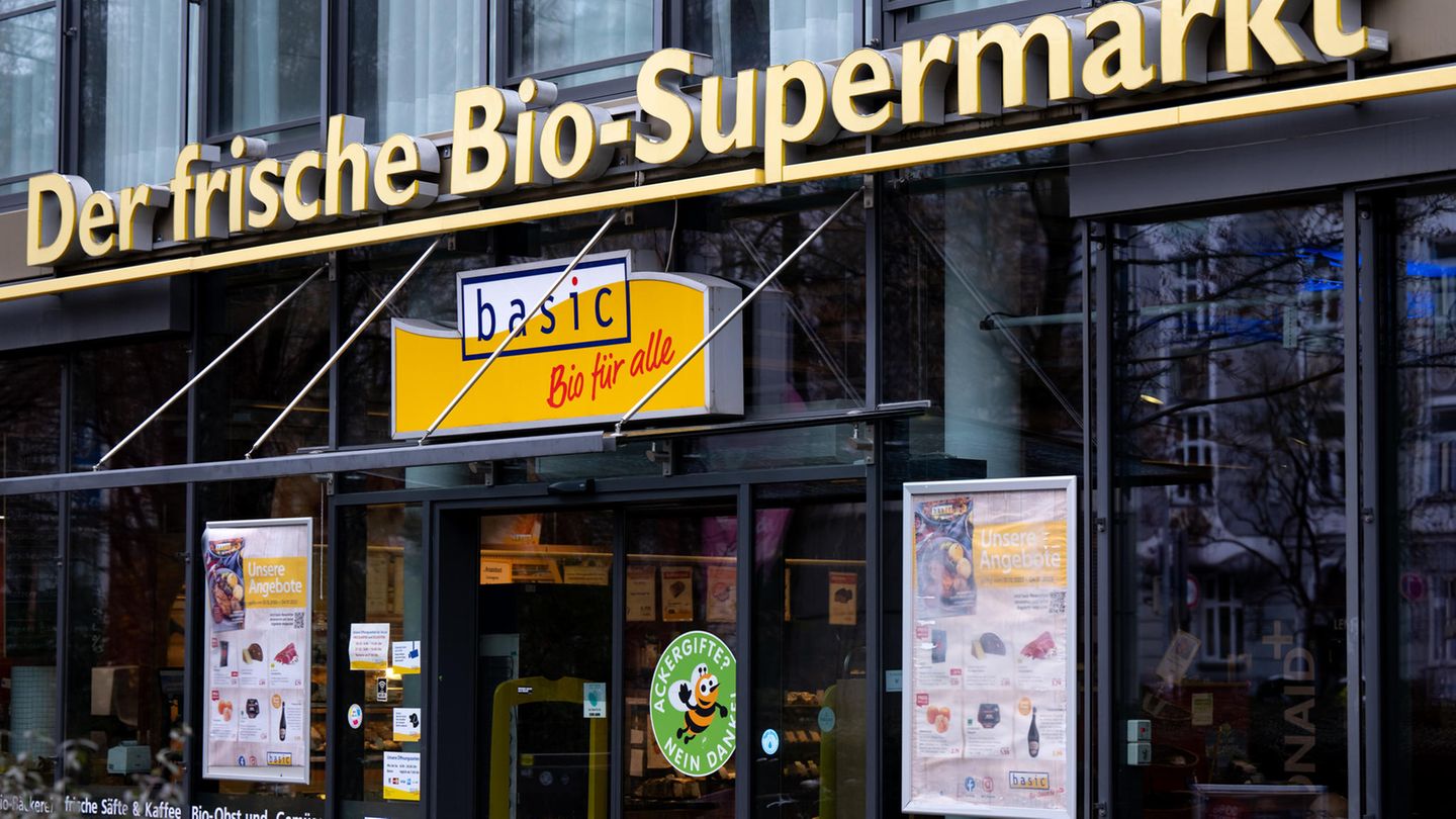 Basic  Kurz vor Weihnachten musste auch die Bio-Supermarktkette Basic ein Schutzschirmverfahren beantragen. Die 20 deutschen Filialen bleiben zunächst geöffnet, die Gehälter der 520 Mitarbeiter werden weiter gezahlt. Bis zum Sommer soll das Unternehmen nun saniert werden. 2021 hatte Basic zehn Filialen im Norden und Westen Deutschlands verkauft und dafür sechs Märkte von Biomammut im Süden übernommen. Auch die Tochter Biomammut musste im November ein Schutzschirmverfahren beantragen.