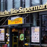 Basic  Kurz vor Weihnachten musste auch die Bio-Supermarktkette Basic ein Schutzschirmverfahren beantragen. Die 20 deutschen Filialen bleiben zunächst geöffnet, die Gehälter der 520 Mitarbeiter werden weiter gezahlt. Bis zum Sommer soll das Unternehmen nun saniert werden. 2021 hatte Basic zehn Filialen im Norden und Westen Deutschlands verkauft und dafür sechs Märkte von Biomammut im Süden übernommen. Auch die Tochter Biomammut musste im November ein Schutzschirmverfahren beantragen.