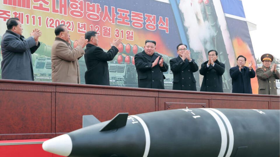 Kim Jong Un bei einer zeremoniellen Raketenübergabe