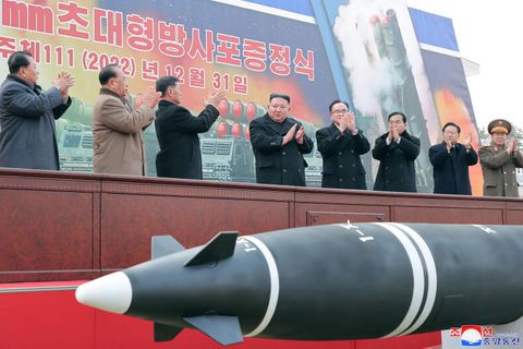 Kim Jong Un bei einer zeremoniellen Raketenübergabe