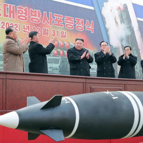 Kim Jong Un bei einer zeremoniellen Raketenübergabe