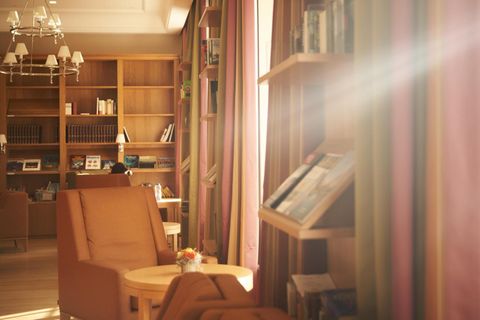 Licht und Ruhe: In der Bibliothek der Psychosomatischen Klinik Kloster Dießen können sich Patientinnen und Patienten für einen Moment des Innehaltens zurückziehen