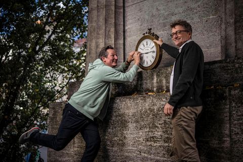 Wer hat an der Uhr gedreht? In diesem Fall Eckart von Hirschhausen (l.) und Chronobiologe Achim Kramer