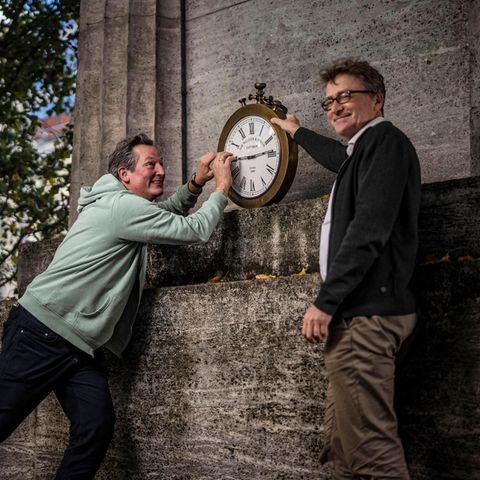 Wer hat an der Uhr gedreht? In diesem Fall Eckart von Hirschhausen (l.) und Chronobiologe Achim Kramer