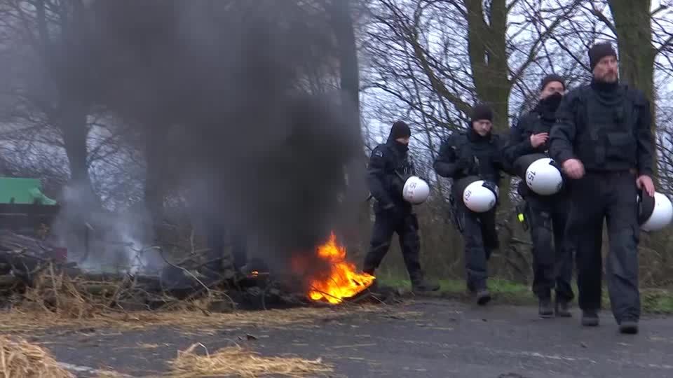 Video: Polizei räumt Barrikaden um Lützerath Video: Polizei räumt Barrikaden um Lützerath