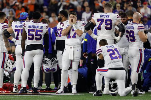Bills-Superstar Josh Allen ringt nach dem Unfall von Damar Hamlin auf dem Spielfeld um Fassung.