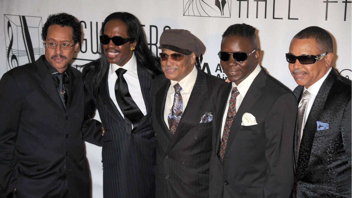 Fred White (links im Bild) mit Mitgliedern seiner Band Earth, Wind & Fire. Der Schlagzeuger ist im Alter von 67 Jahren gestorben