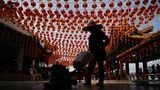 Kuala Lumpur, Malaysia. Eine Reinigungskraft säubert den Boden unter den roten Laternen der chinesischen Neujahrsdekorationen im Thean Hou Tempel. Die Feierlichkeiten zum Mondneujahr stehen bevor, die das Jahr des Hasen markieren. 