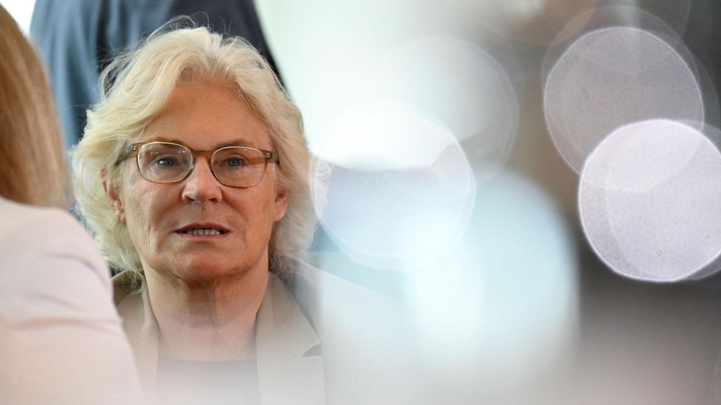 Bundesverteidigungsministerin Christine Lambrecht (SPD) steht in der Kritik