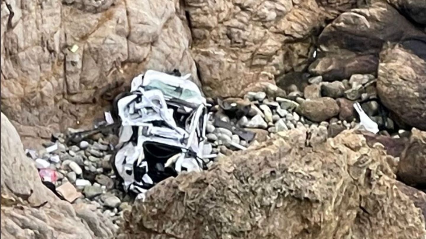 Unfall in den USA: Der völlig demolierte Wagen liegt nach dem Unfall auf einem Felsvorsprung